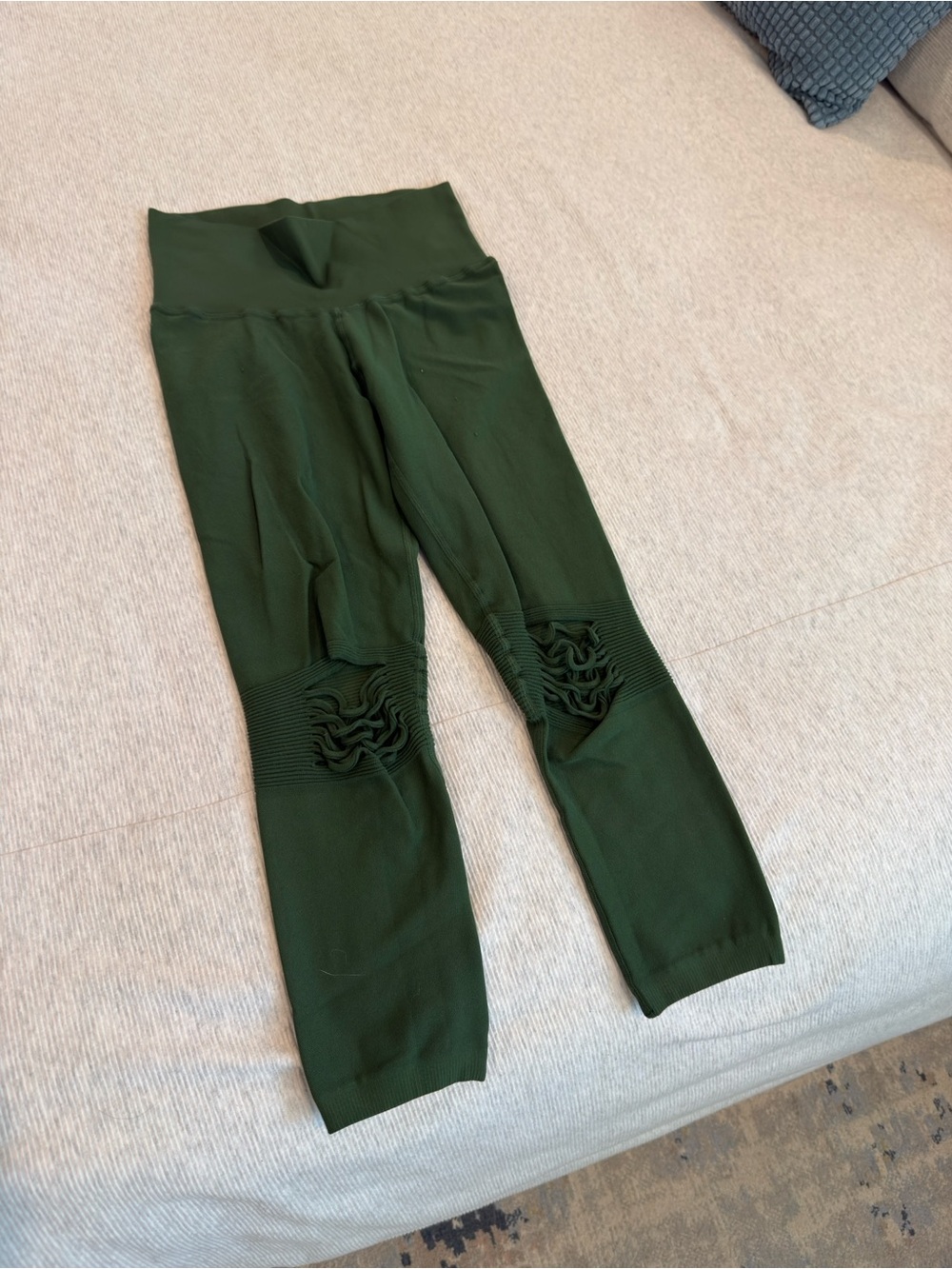 High-Waist Dark Green Leggings with Knee Detail